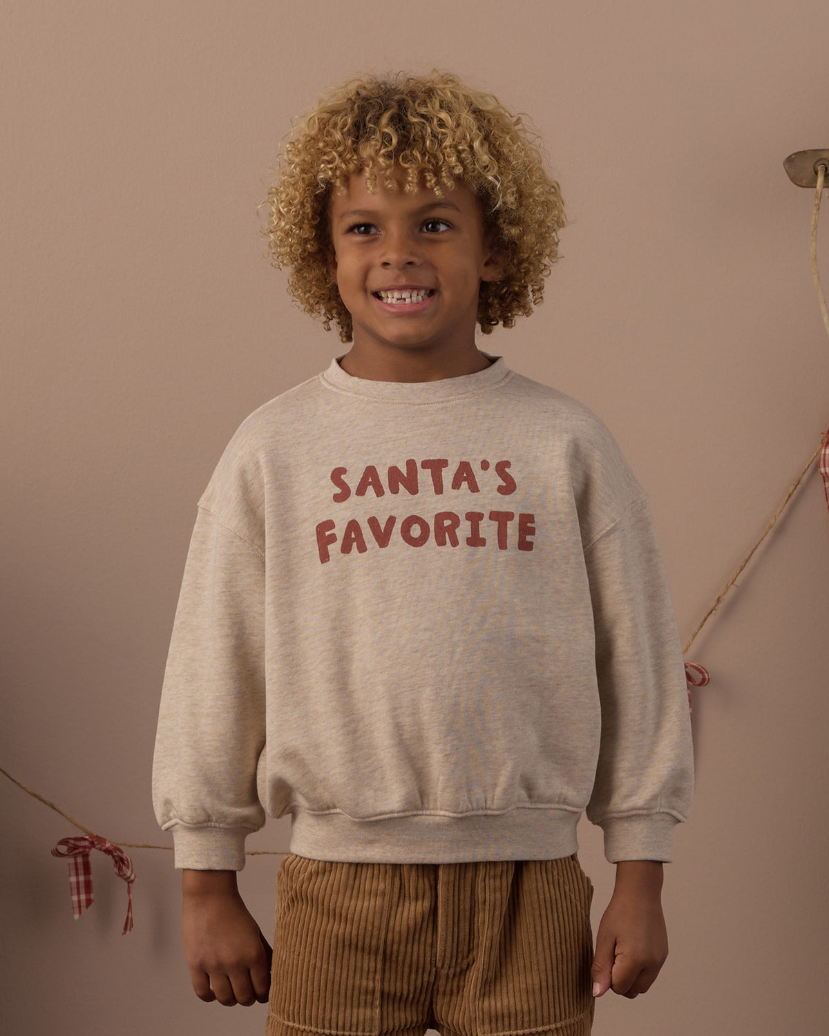RELAXED SWEATSHIRT (SANTA'S FAVORITE)