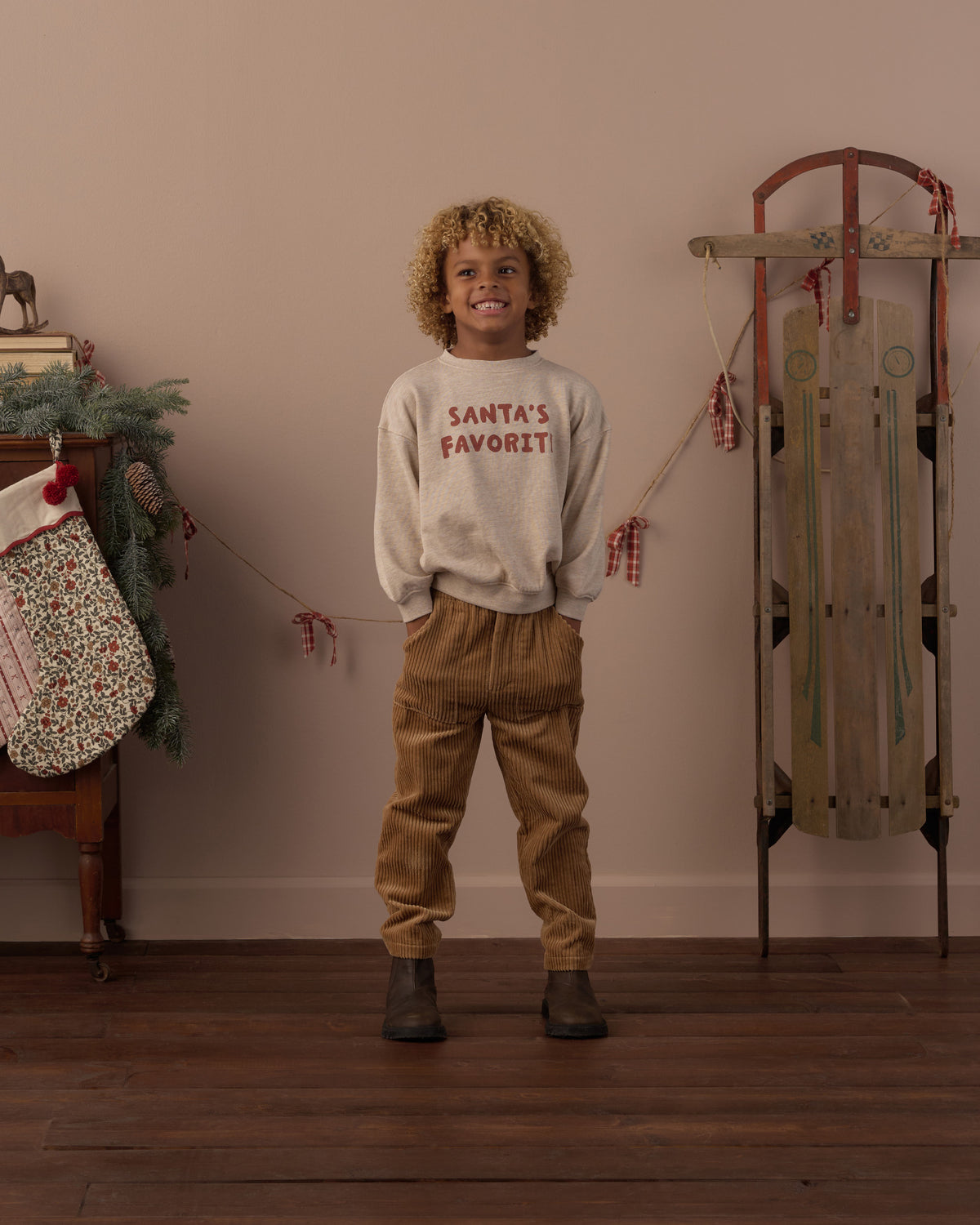 RELAXED SWEATSHIRT (SANTA'S FAVORITE)